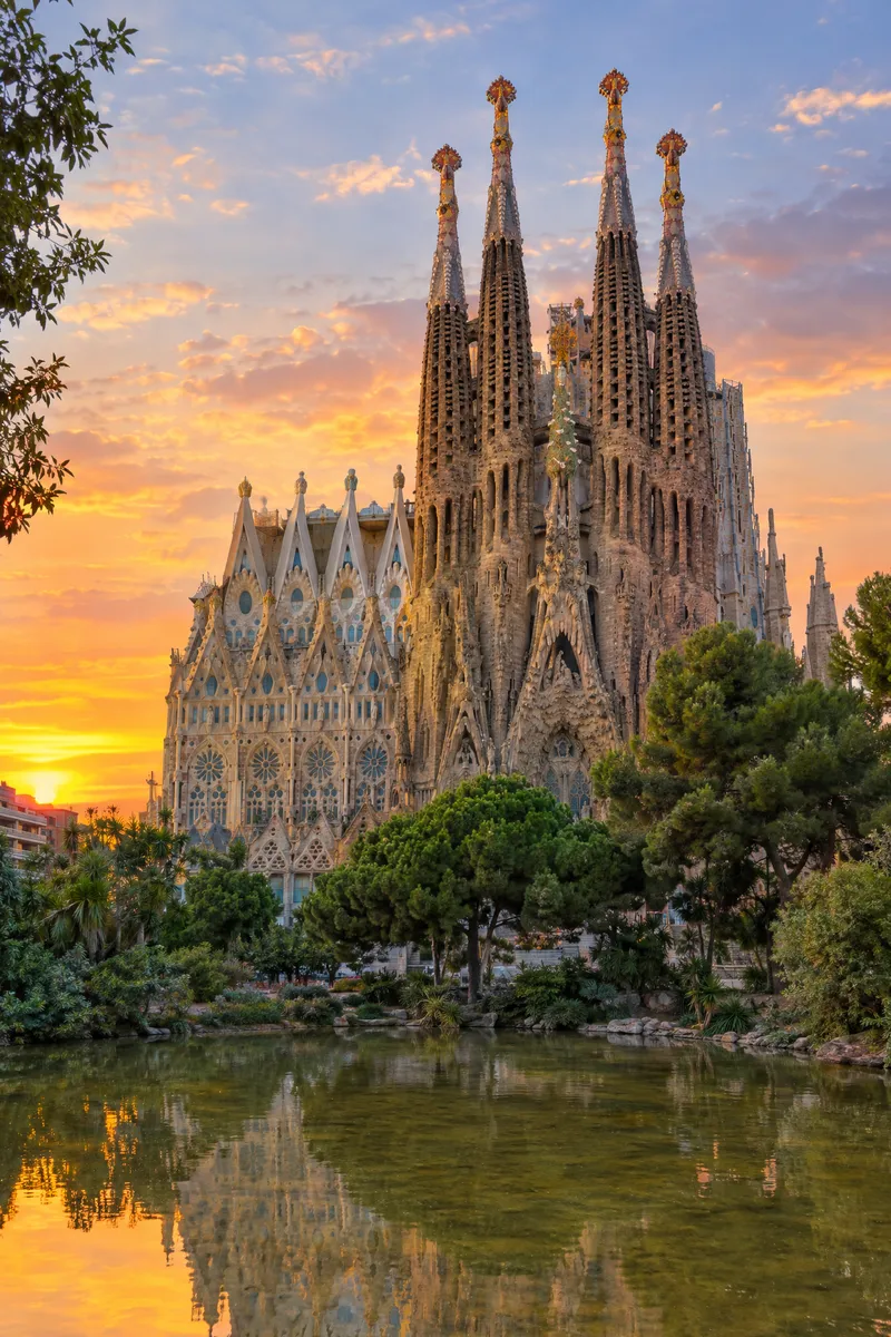 Basílica de la Sagrada Familia de Barcelona al atardecer