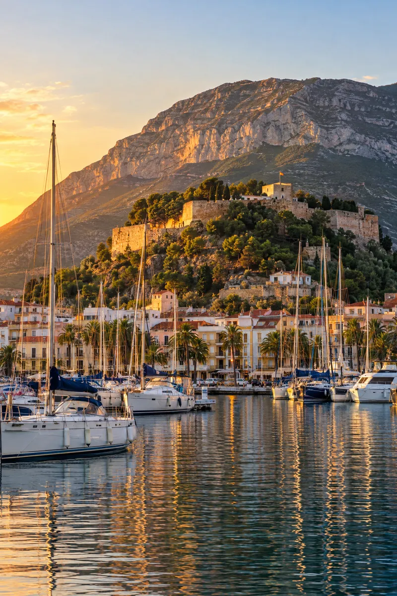 Puerto deportivo de Dénia con el castillo y el Montgó al fondo