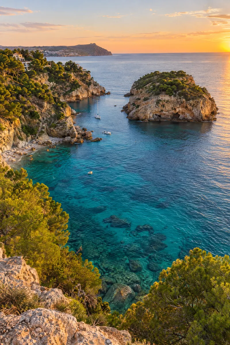 Cala del Portitxol en Jávea con su isla y agua turquesa